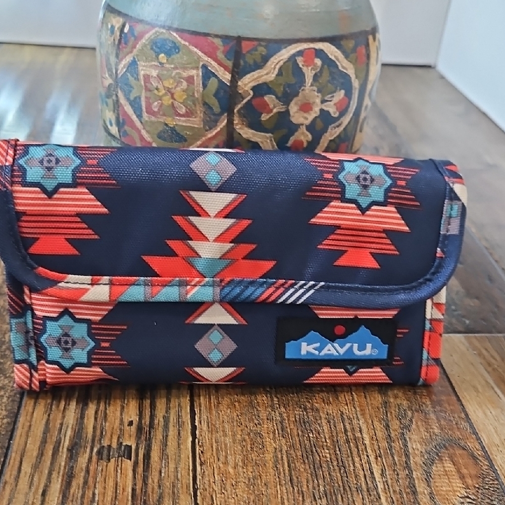 Kavu Geometric Aztec Print Wallet‎ in Red and Navy Blue.